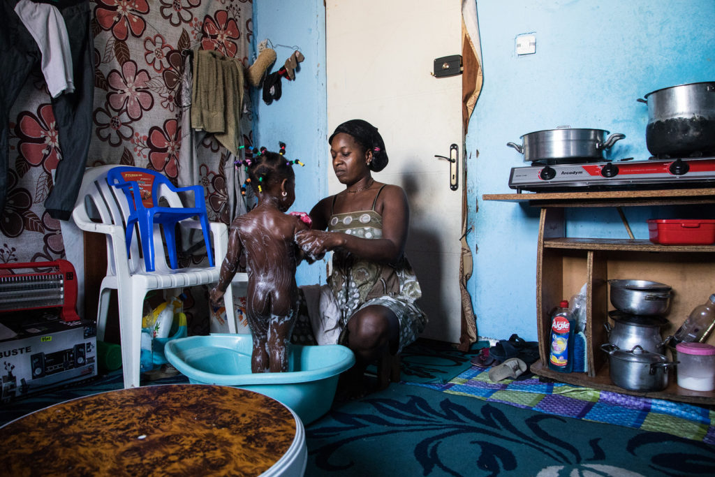 Scène de bain dans la maison de Derwisha, en banlieue d'Alger