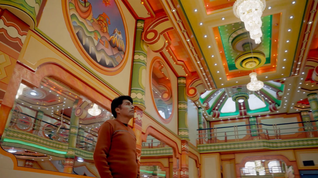 L'architecte bolivien Freddy Mamani observe l'un des ses constructions "cholet"