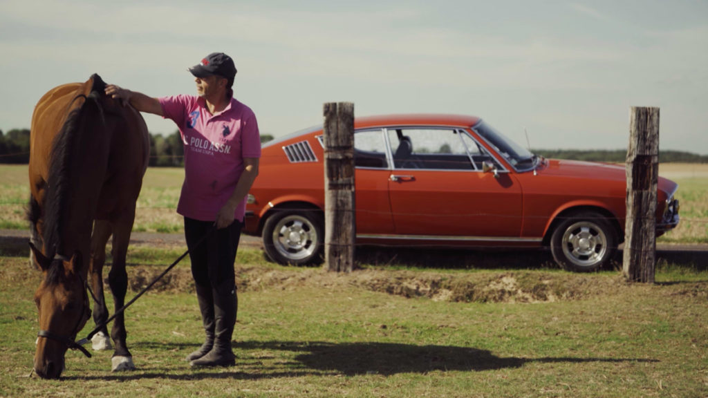 Portrait - Frédéric Ansart pose avec son cheval devant son Audi 100 Coupé S en Normandie