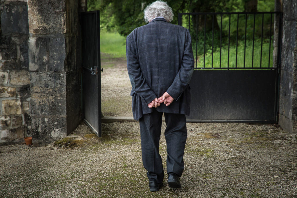 Jean-François Leroux joue les guides dans l'abbaye-prison de Clairvaux - Photo Thomas Salva